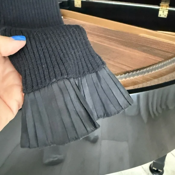 OSCAR DE LA RENTA , Black Ribbed Long Sleeve Top with Pleated Collar and cuffs - Picture 6 of 10